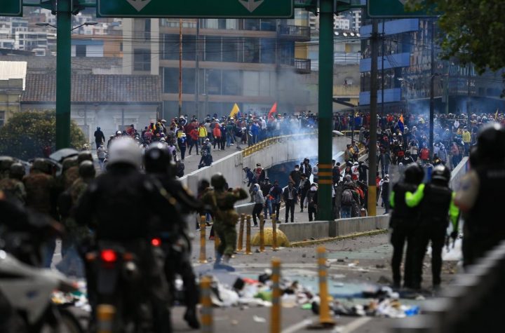 EL MINISTRO DE DEFENSA DE ECUADOR ADVIERTE DE QUE LA DEMOCRACIA EN EL PAÍS “ESTÁ EN SERIO RIESGO”