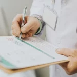 Hualaihué: funcionaria de educación salió 13 veces del país en dos años con licencia médica