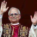Papa León XIV saluda al mundo con un mensaje de paz y unidad desde la Plaza de San Pedro