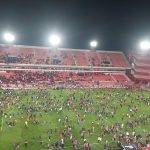 Vergüenza internacional: hinchas desatan batalla campal y la Conmebol cancela el partido